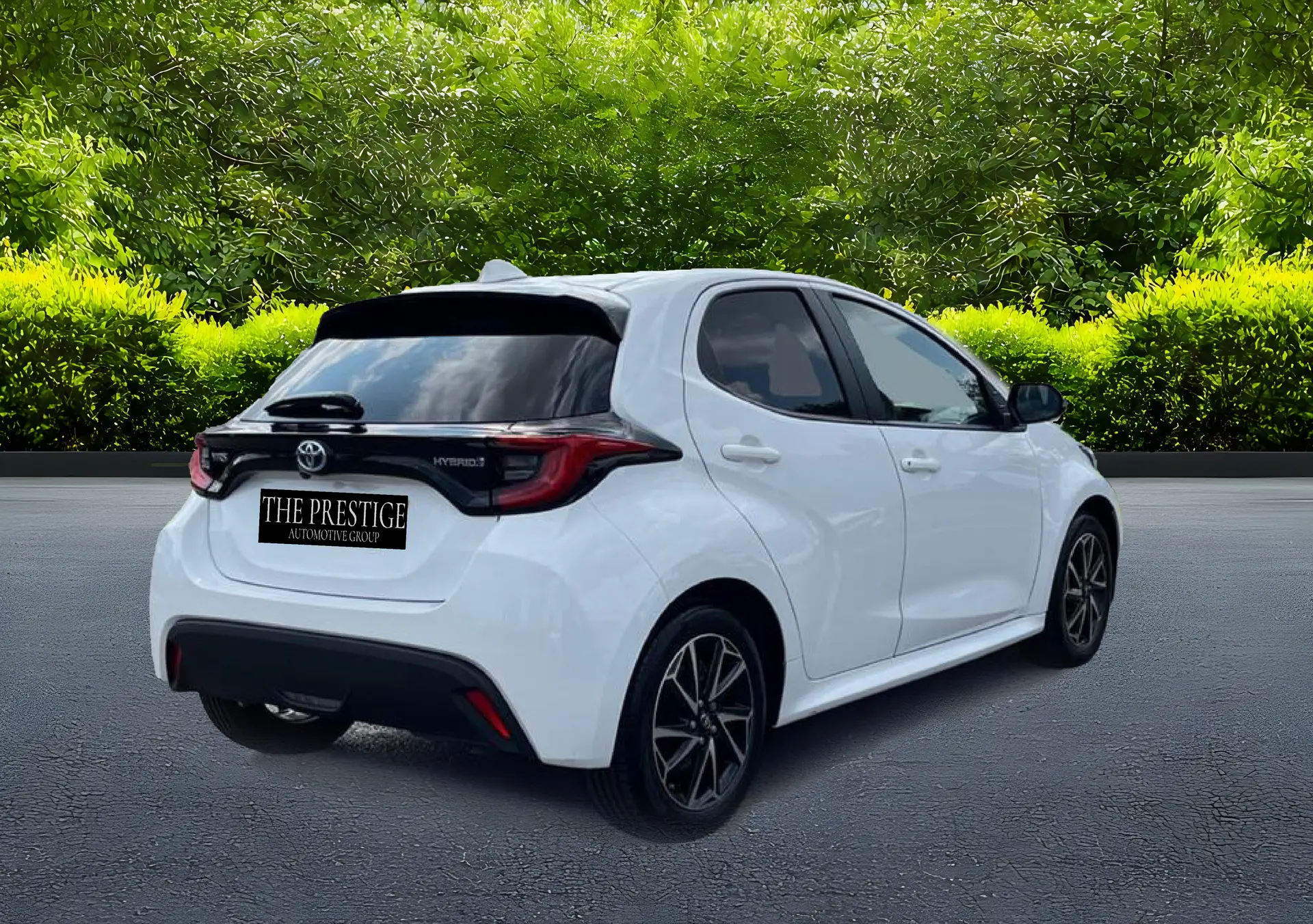 
								Toyota Yaris 1.5 VVT-h Design E-CYT full									
