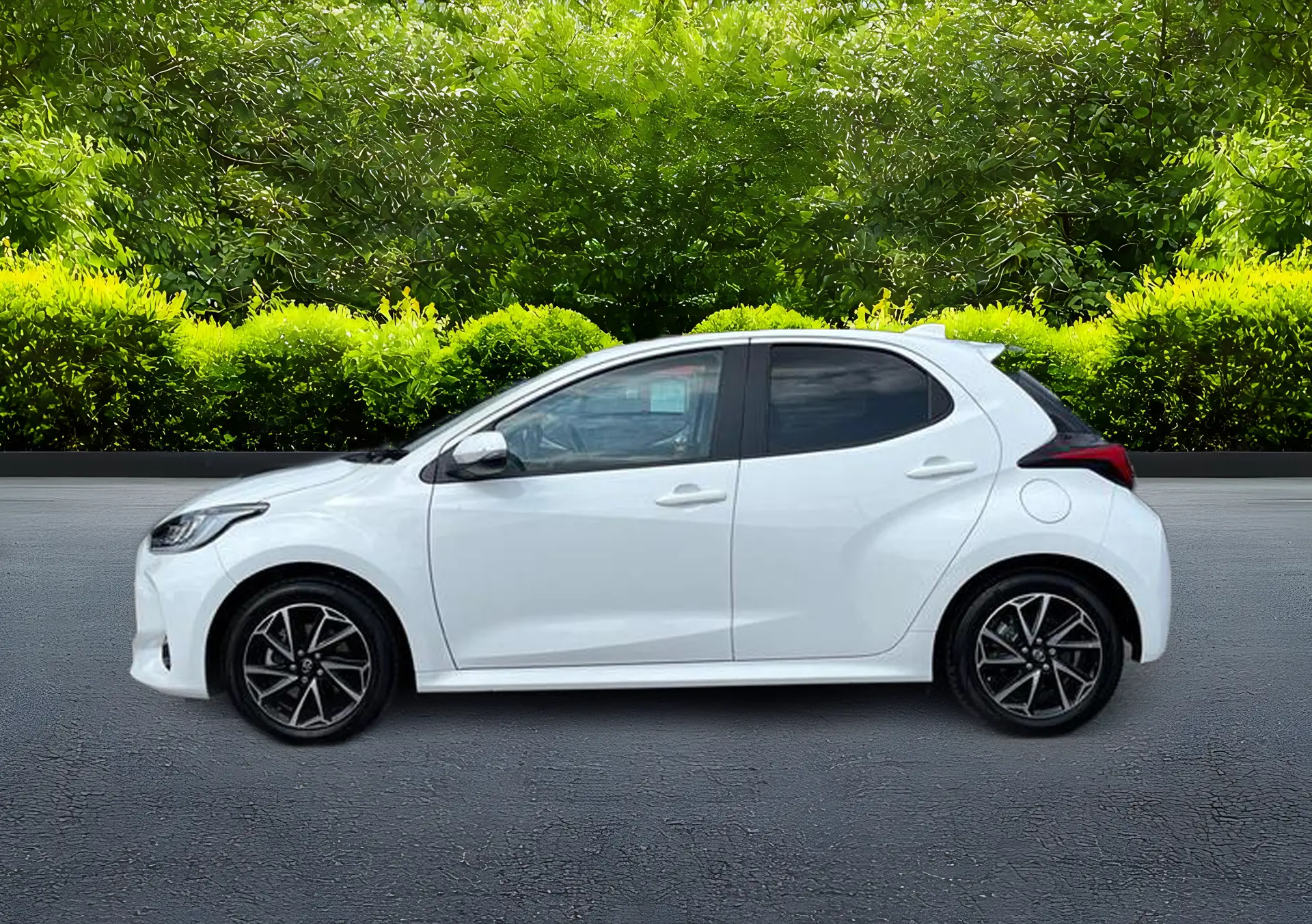 
								Toyota Yaris 1.5 VVT-h Design E-CYT full									